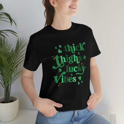 2023 Unisex Thick Thigh Lucky Vibes St Patricks Day Funny Irish Graphic T-Shirt