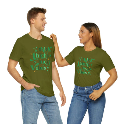 2023 Unisex Thick Thigh Lucky Vibes St Patricks Day Funny Irish Graphic T-Shirt